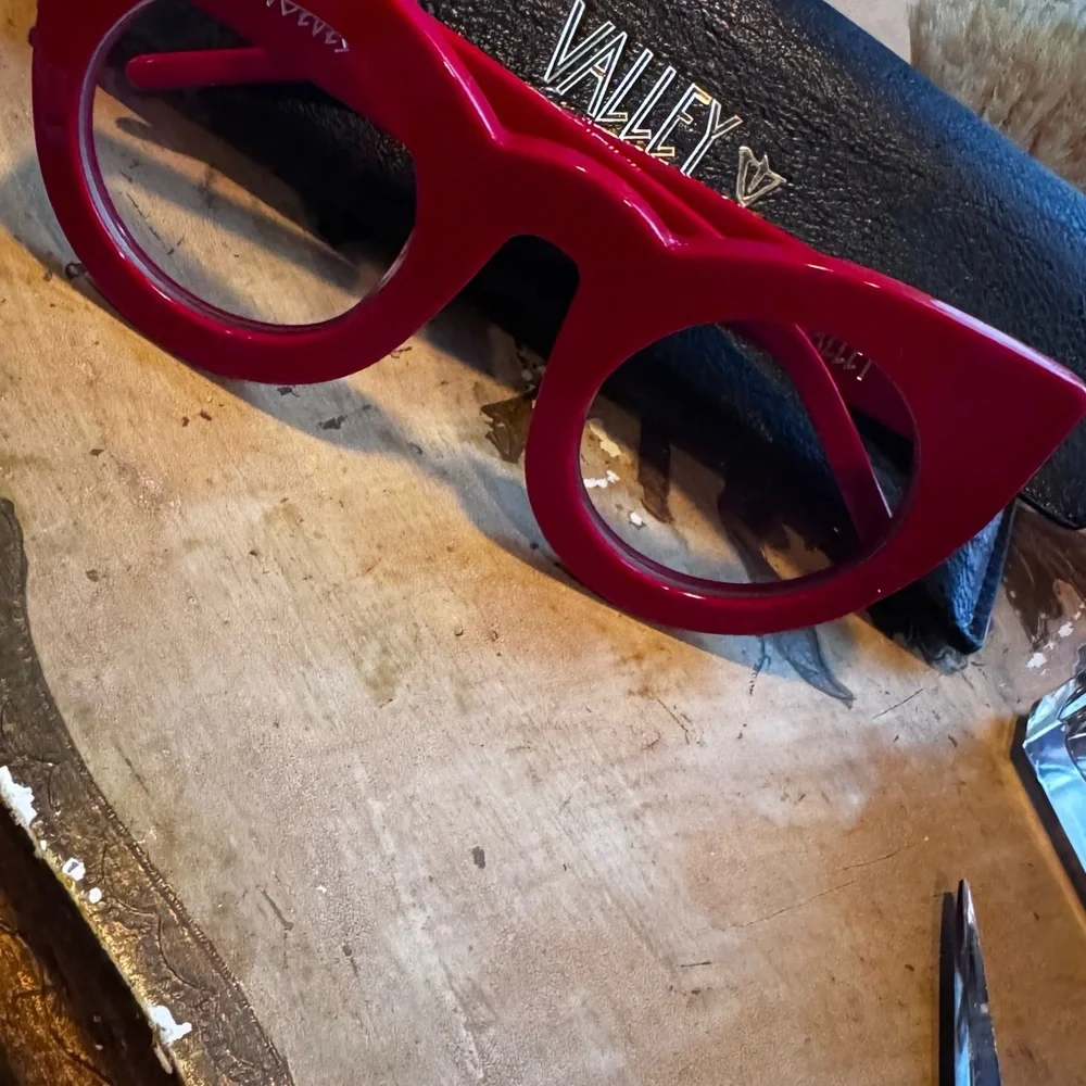 Valley eyewear wolves Red Sunglasses with Black Case - Picture 3 of 3